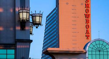 Bold Boardwalk 2BR 3BA Condo by CozySuites