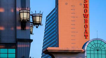 TWO Bold Beachfront Condos by Cozysuites