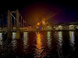 Stunning Spacious Apartment on River Ness