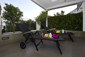 Luxury apt With Roofed Patio Near Beach & Center