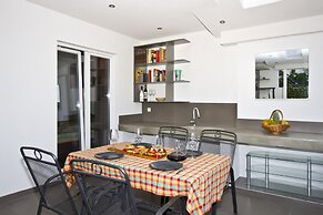 Luxury apt With Roofed Patio Near Beach & Center