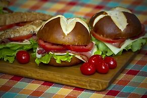 Luxury apt With Roofed Patio Near Beach & Center