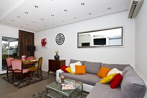 Luxury apt With Roofed Patio Near Beach & Center