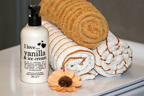 Luxury apt With Roofed Patio Near Beach & Center