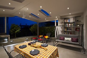 Luxury apt With Roofed Patio Near Beach & Center