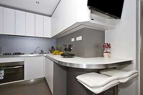 Luxury apt With Roofed Patio Near Beach & Center