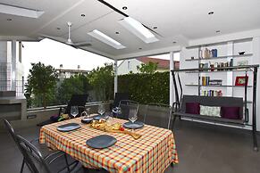 Luxury apt With Roofed Patio Near Beach & Center