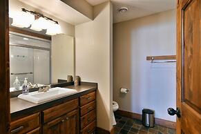 Lumberjack Lodge 5 Bedroom Home by RedAwning