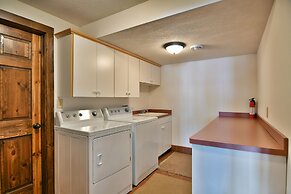 Lumberjack Lodge 5 Bedroom Home by RedAwning