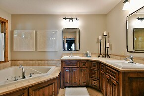 Lumberjack Lodge 5 Bedroom Home by RedAwning