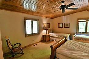 Lumberjack Lodge 5 Bedroom Home by RedAwning