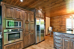 Lumberjack Lodge 5 Bedroom Home by RedAwning