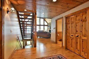 Lumberjack Lodge 5 Bedroom Home by RedAwning