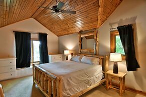 Lumberjack Lodge 5 Bedroom Home by RedAwning