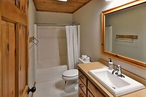 Lumberjack Lodge 5 Bedroom Home by RedAwning