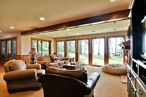 Lumberjack Lodge 5 Bedroom Home by RedAwning