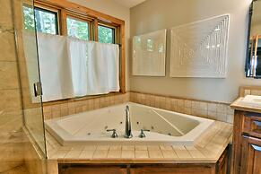 Lumberjack Lodge 5 Bedroom Home by RedAwning