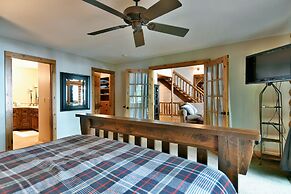 Lumberjack Lodge 5 Bedroom Home by RedAwning