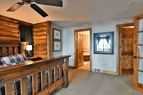 Lumberjack Lodge 5 Bedroom Home by RedAwning
