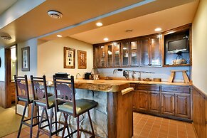 Lumberjack Lodge 5 Bedroom Home by RedAwning