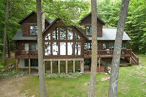 Lumberjack Lodge 5 Bedroom Home by RedAwning