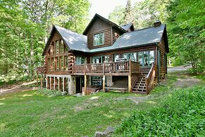 Lumberjack Lodge 5 Bedroom Home by RedAwning