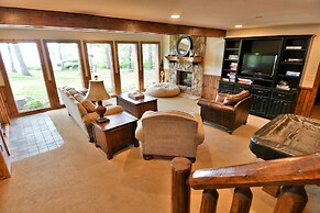 Lumberjack Lodge 5 Bedroom Home by RedAwning