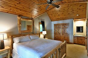 Lumberjack Lodge 5 Bedroom Home by RedAwning