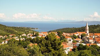 Tennis court and outdoor pool villa