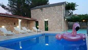 Tennis court and outdoor pool villa