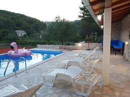Tennis court and outdoor pool villa