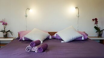 Tennis court and outdoor pool villa