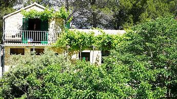 Tennis court and outdoor pool villa