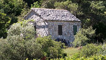 Tennis court and outdoor pool villa