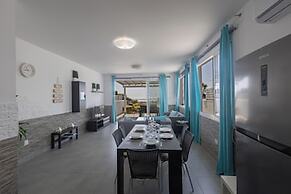 Villa Suri, Luxury Seafront Villa