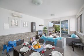 Villa Suri, Luxury Seafront Villa