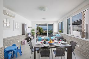 Villa Suri, Luxury Seafront Villa