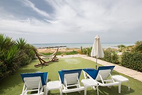 Villa Suri, Luxury Seafront Villa