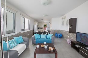 Villa Suri, Luxury Seafront Villa
