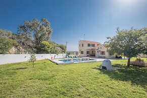 6 Bedroom Villa With Private Pool in the Area of Konnos