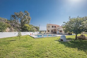 6 Bedroom Villa With Private Pool in the Area of Konnos
