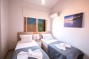 6 Bedroom Villa With Private Pool in the Area of Konnos