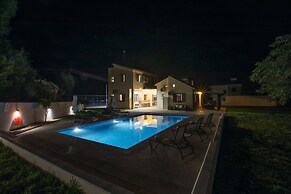 6 Bedroom Villa With Private Pool in the Area of Konnos
