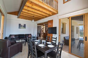 6 Bedroom Villa With Private Pool in the Area of Konnos