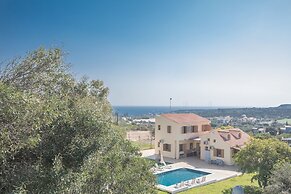 6 Bedroom Villa With Private Pool in the Area of Konnos
