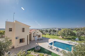 6 Bedroom Villa With Private Pool in the Area of Konnos