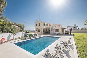 6 Bedroom Villa With Private Pool in the Area of Konnos