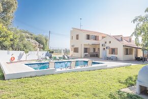 6 Bedroom Villa With Private Pool in the Area of Konnos
