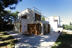 Villa With Pool Garden Near The Sea