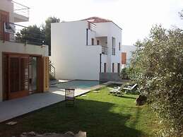 Villa With Pool Garden Near The Sea